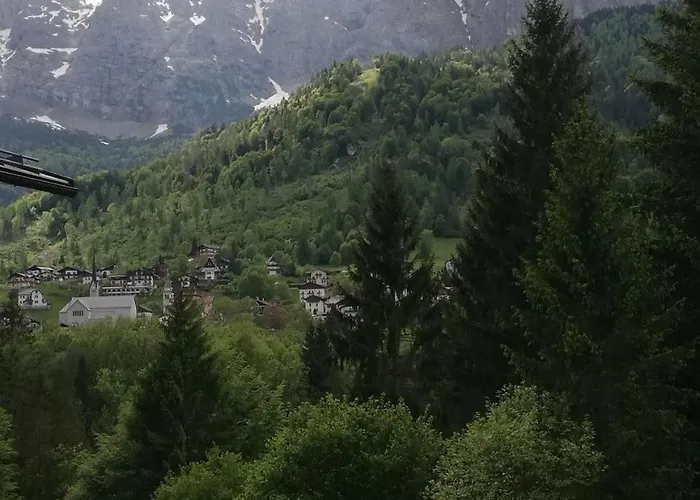 Grande Nella Piccola Cortina